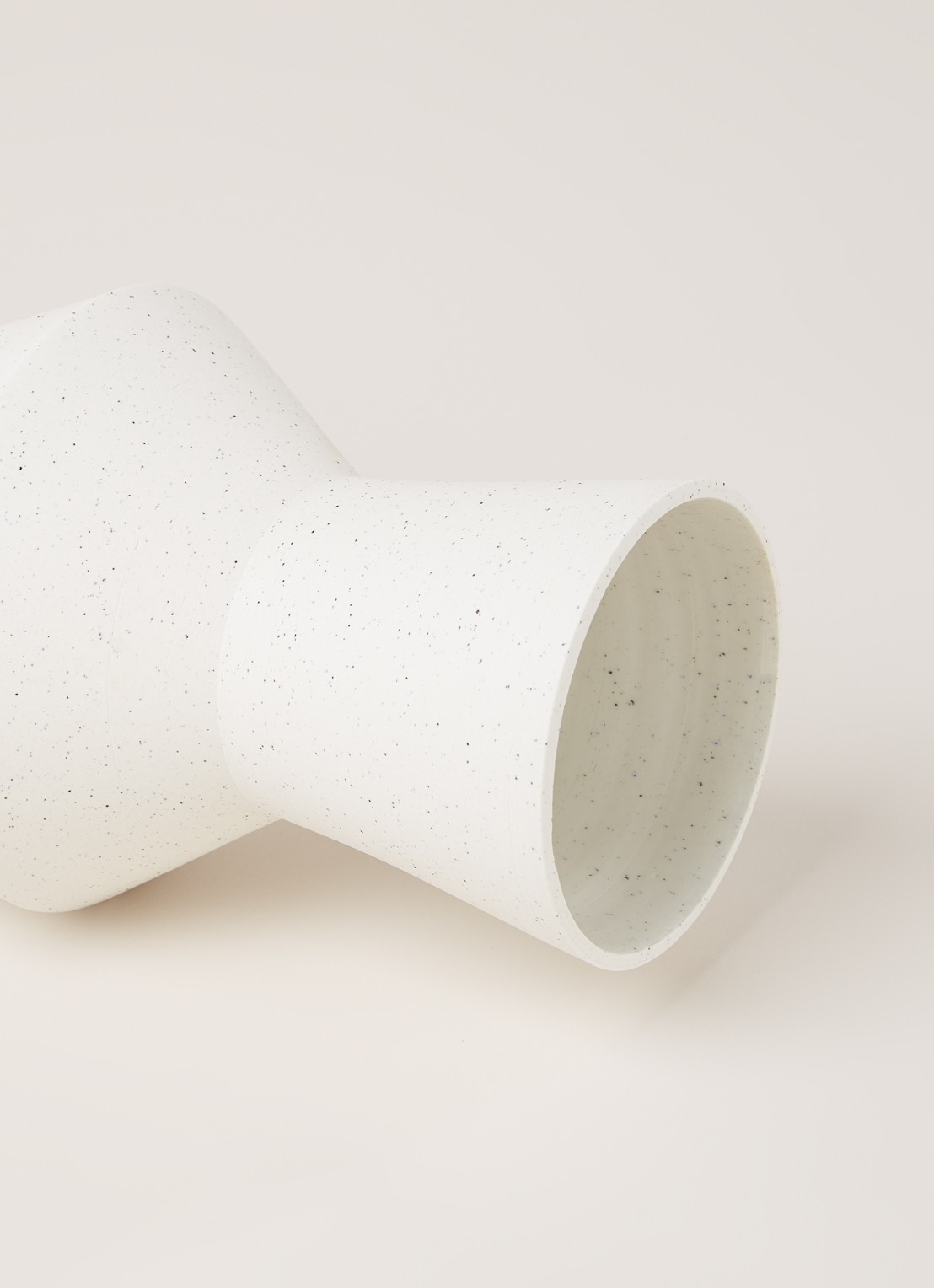 HKliving Speckled Angular vaas 41 cm - detail gebroken wit