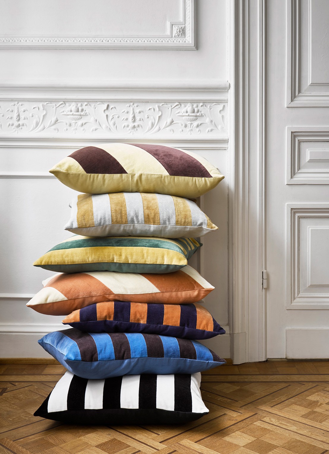 HKliving Striped Velvet sierkussen 40 x 60 cm - detail 2 zalmroze
