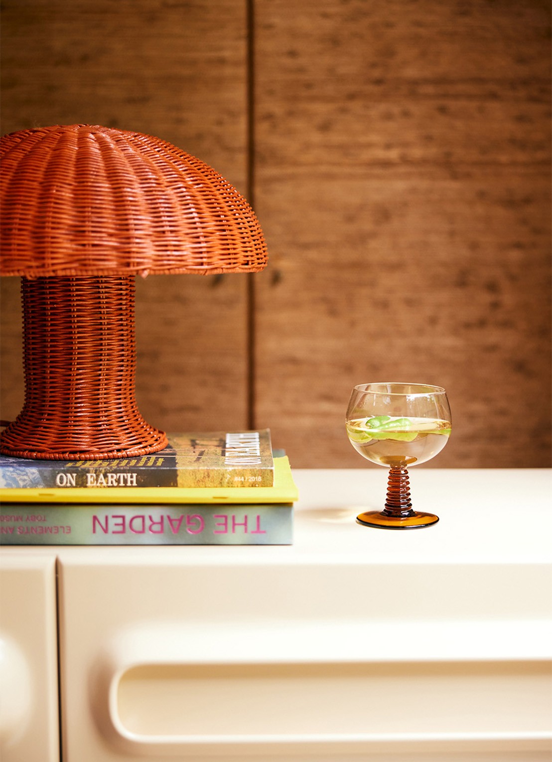 HKliving Swirl laag wijnglas 35 cl - voorkant 2 okergeel