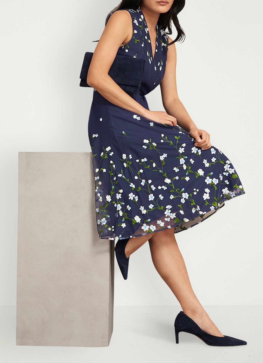 Hobbs Aria midi jurk met bloemenprint - detail 6 donkerblauw