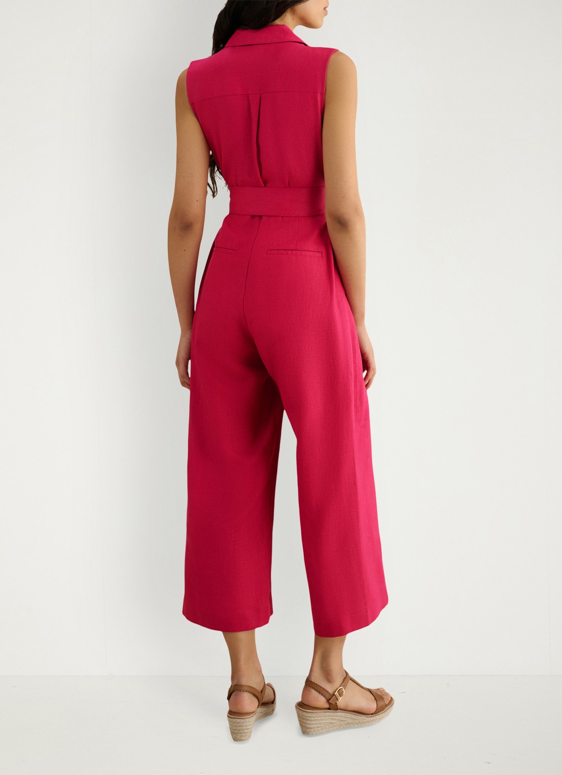Hobbs Destiny wide fit jumpsuit van linnen met strikceintuur - achterkant 5 kersenrood