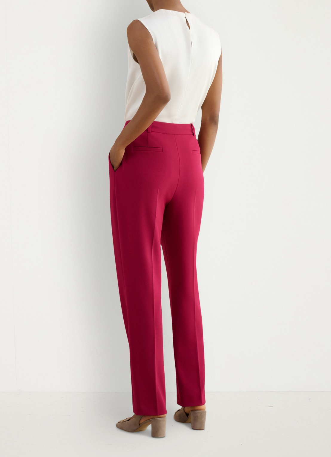 Hobbs Gemma mid waist straight fit pantalon met siernaad - achterkant 5 cranberryrood