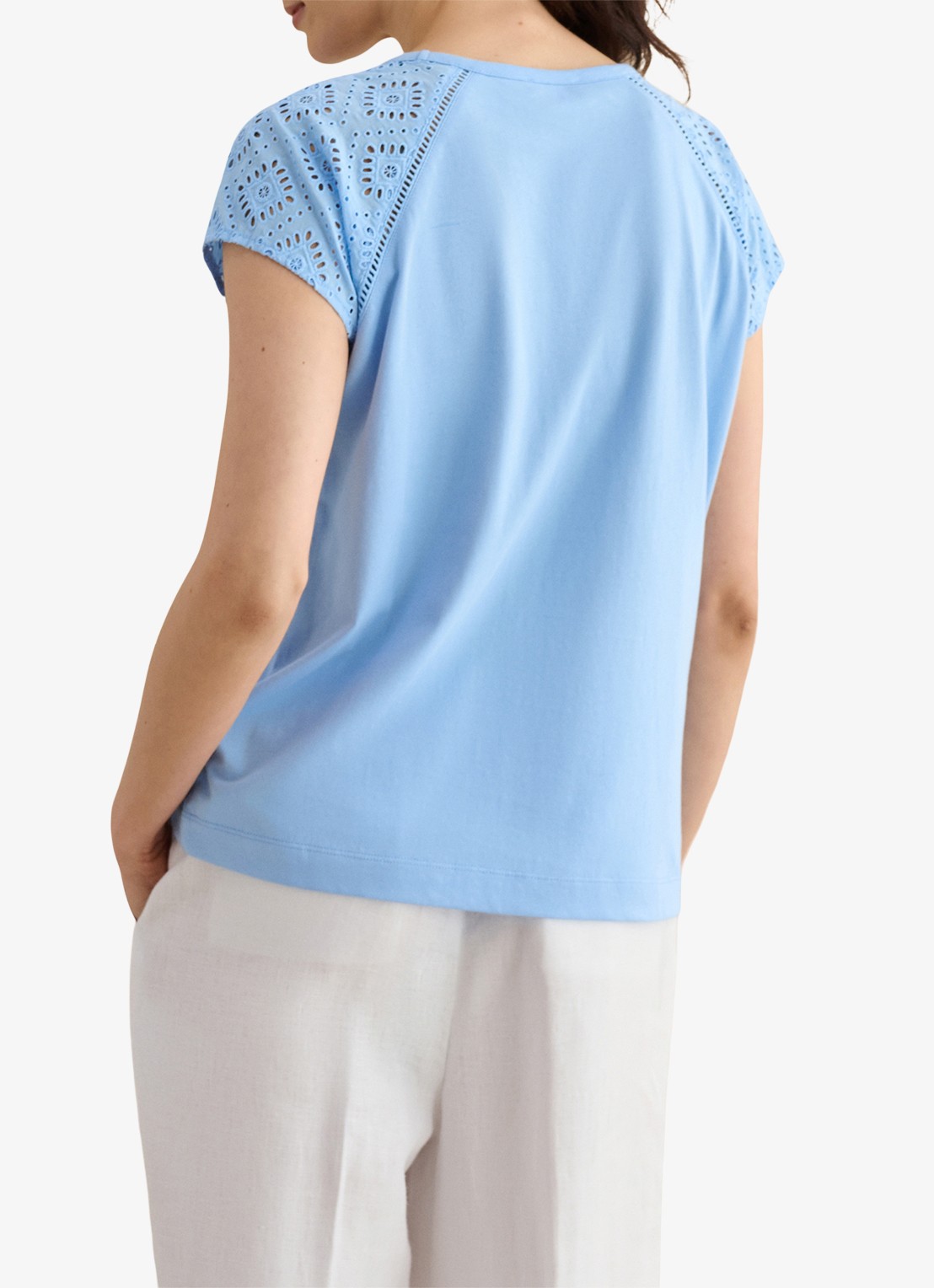 Hobbs Ivana T-shirt met broderie  - achterkant lichtblauw