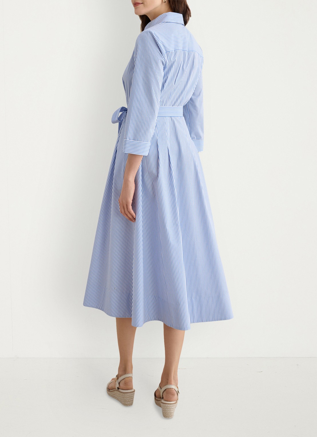 Hobbs Jane midi blousejurk met streepprint en strikceintuur - achterkant lichtblauw
