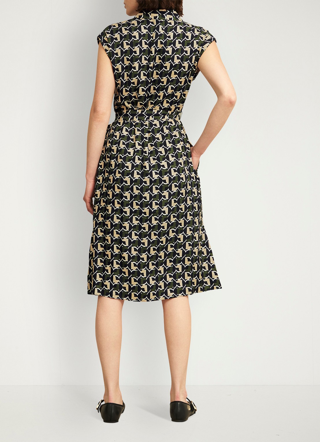 Hobbs Kalinda midi blousejurk met grafische print - achterkant legergroen
