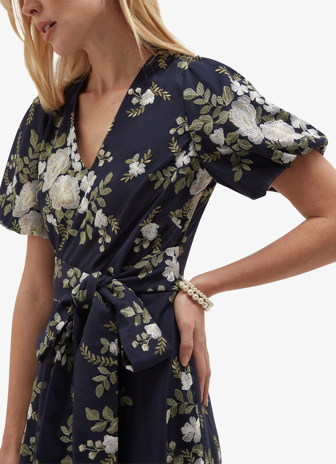 Hobbs Midi jurk met bloemenprint met V-hals - detail 3 donkerblauw