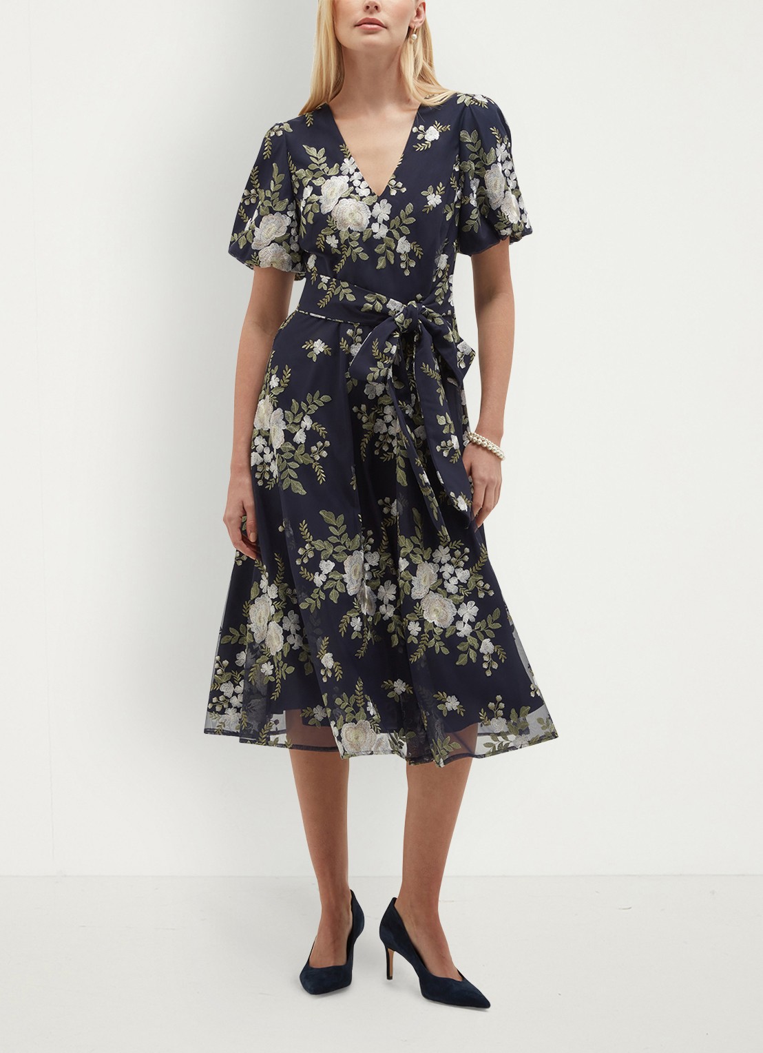 Hobbs Midi jurk met bloemenprint met V-hals - voorkant 2 donkerblauw