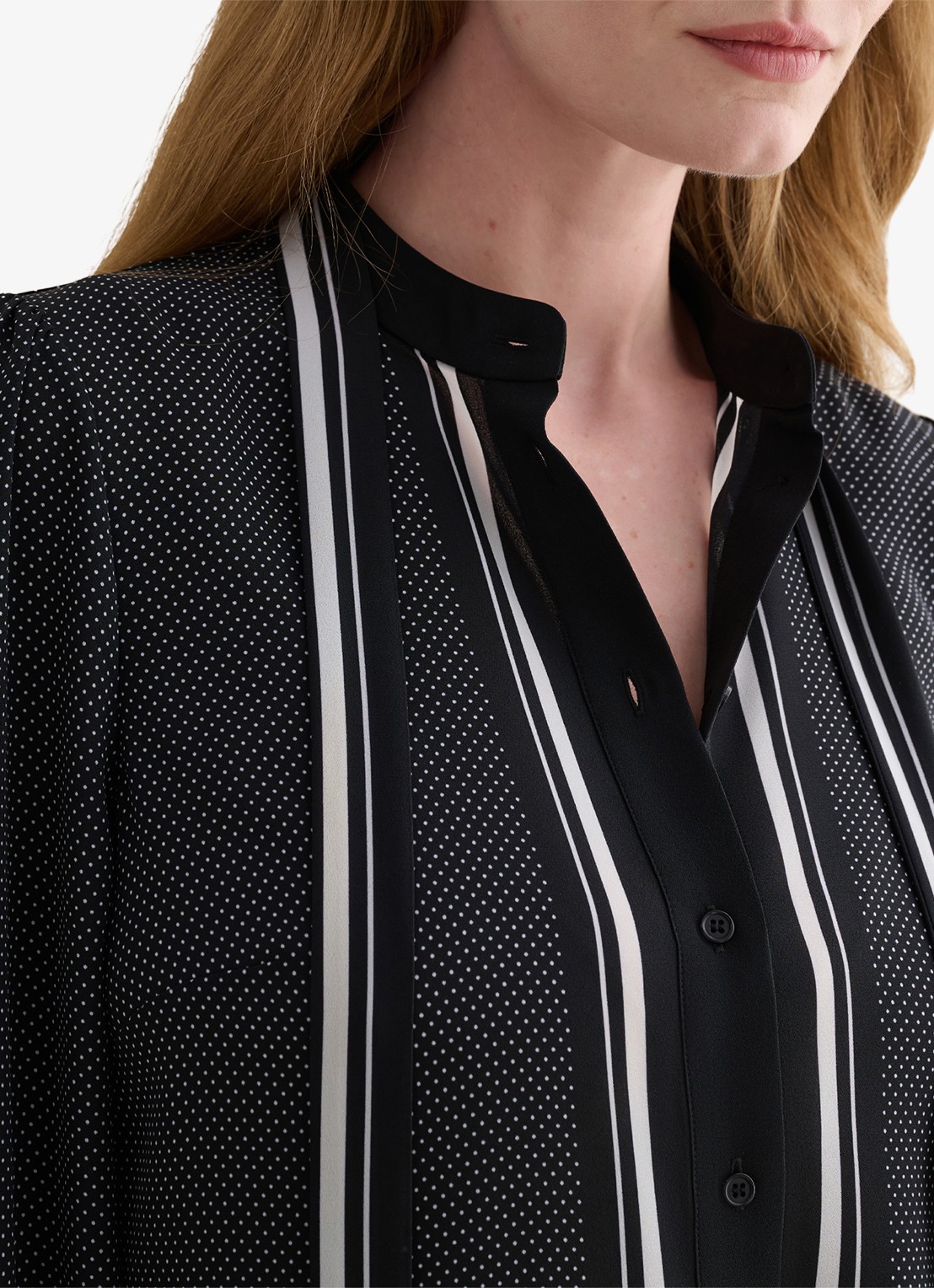 Hobbs Valerie blouse met stippenprint en sjaalkraag - detail 5 donkerblauw
