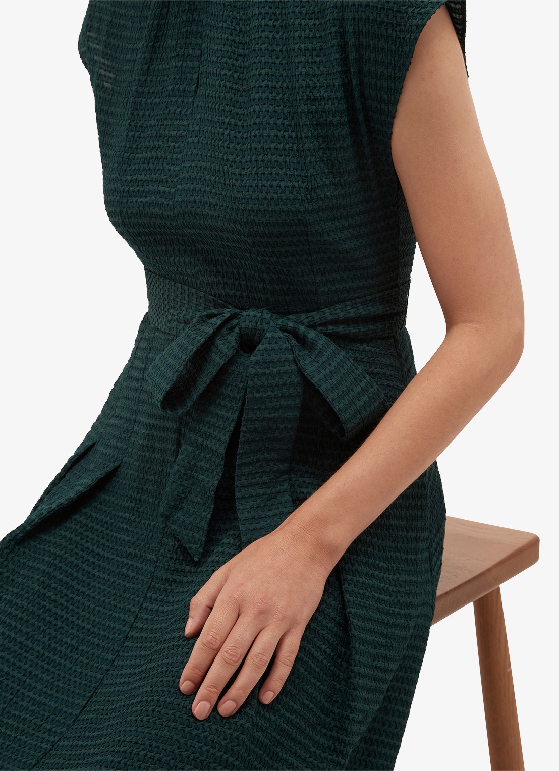 Hobbs Viviene midi jurk met strikceintuur - detail groen