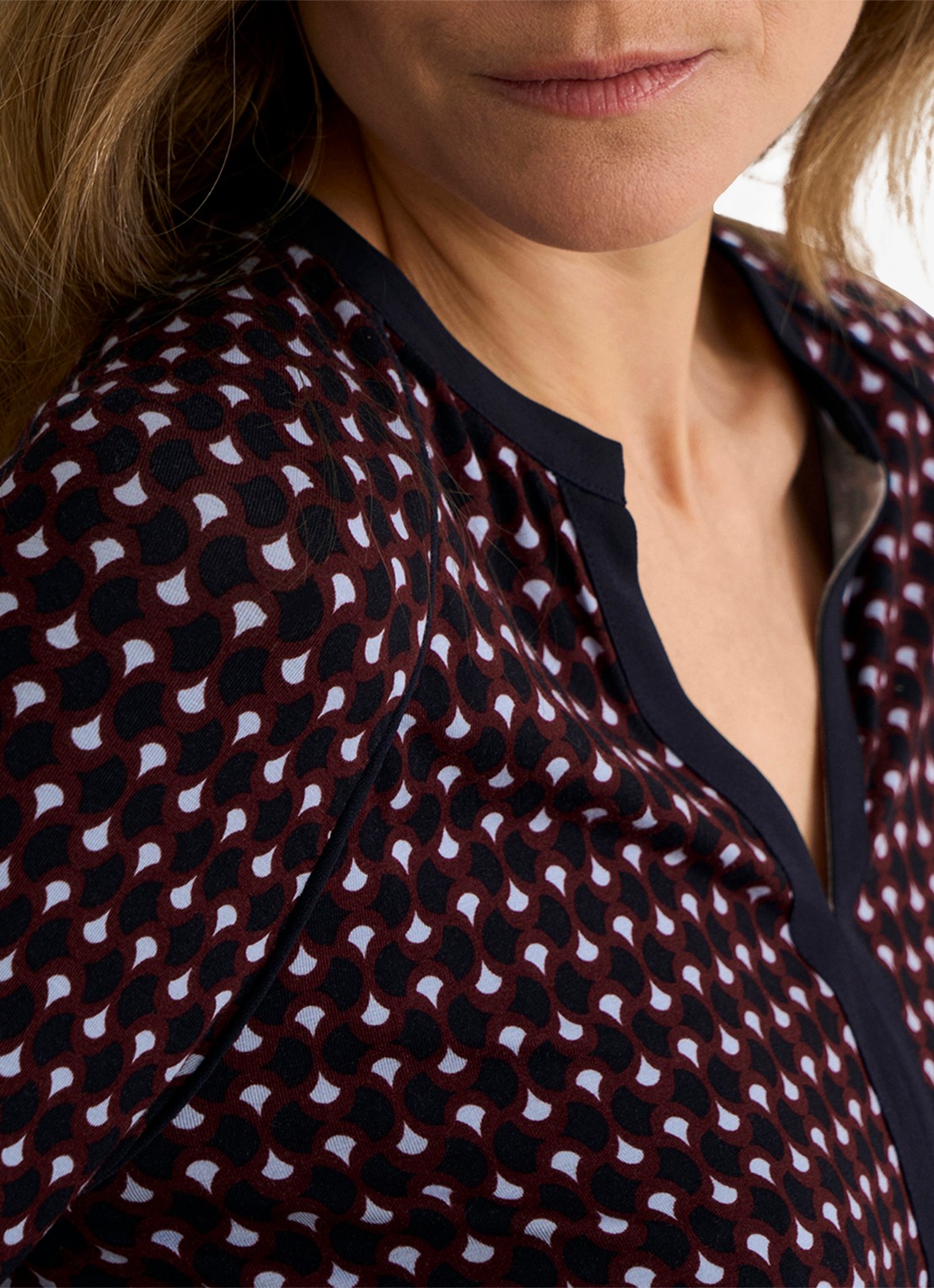 Hobbs Zelia tuniek met grafische print  - detail 5 bordeauxrood