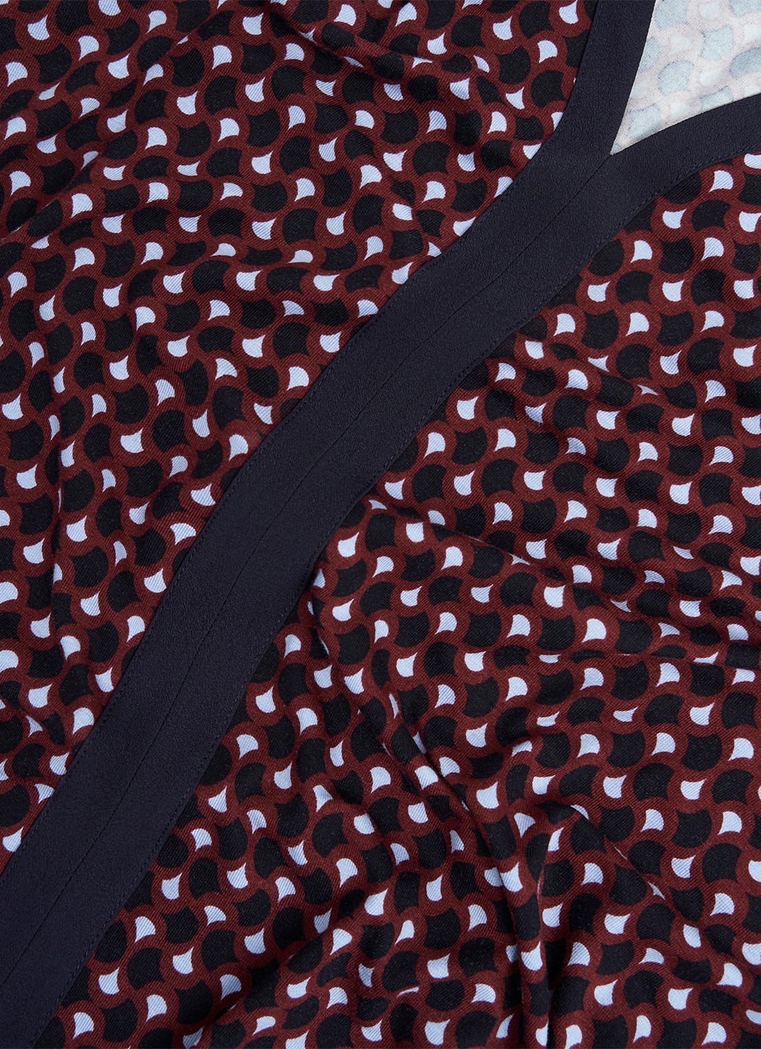 Hobbs Zelia tuniek met grafische print  - detail 6 bordeauxrood