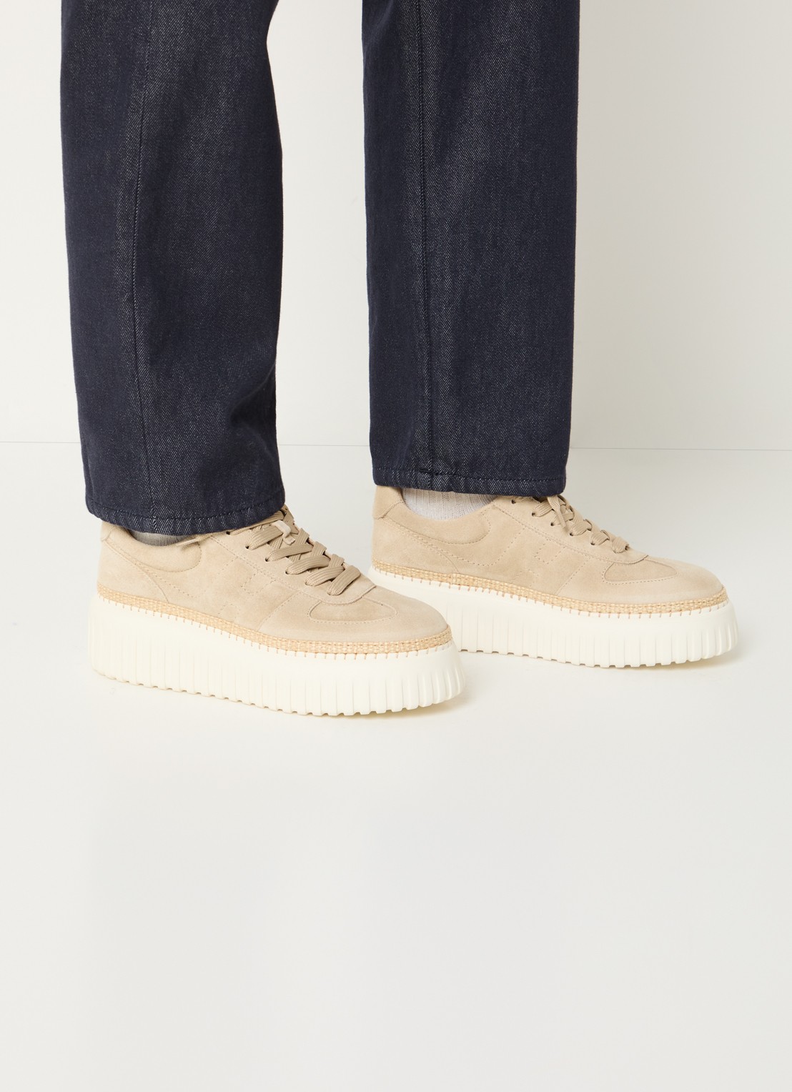 Hogan H-Stripes sneaker van suède met plateauzool - voorkant 7 beige