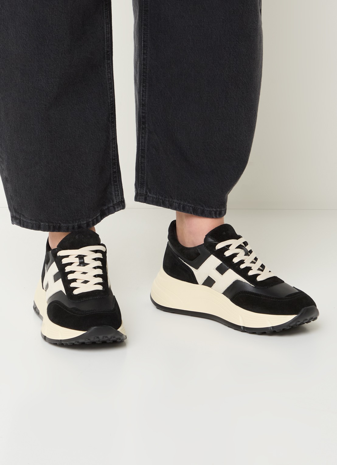 Hogan H669 sneaker van leer met suède details - voorkant 2 zwart