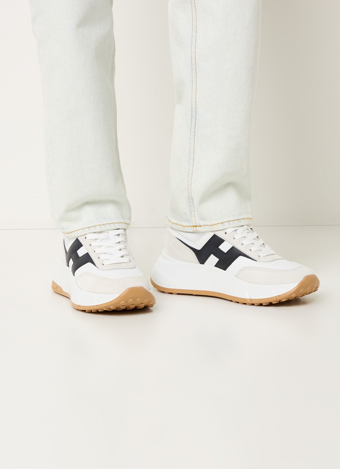 Hogan Hi-Fi sneaker van leer met suède details - voorkant 6 wit