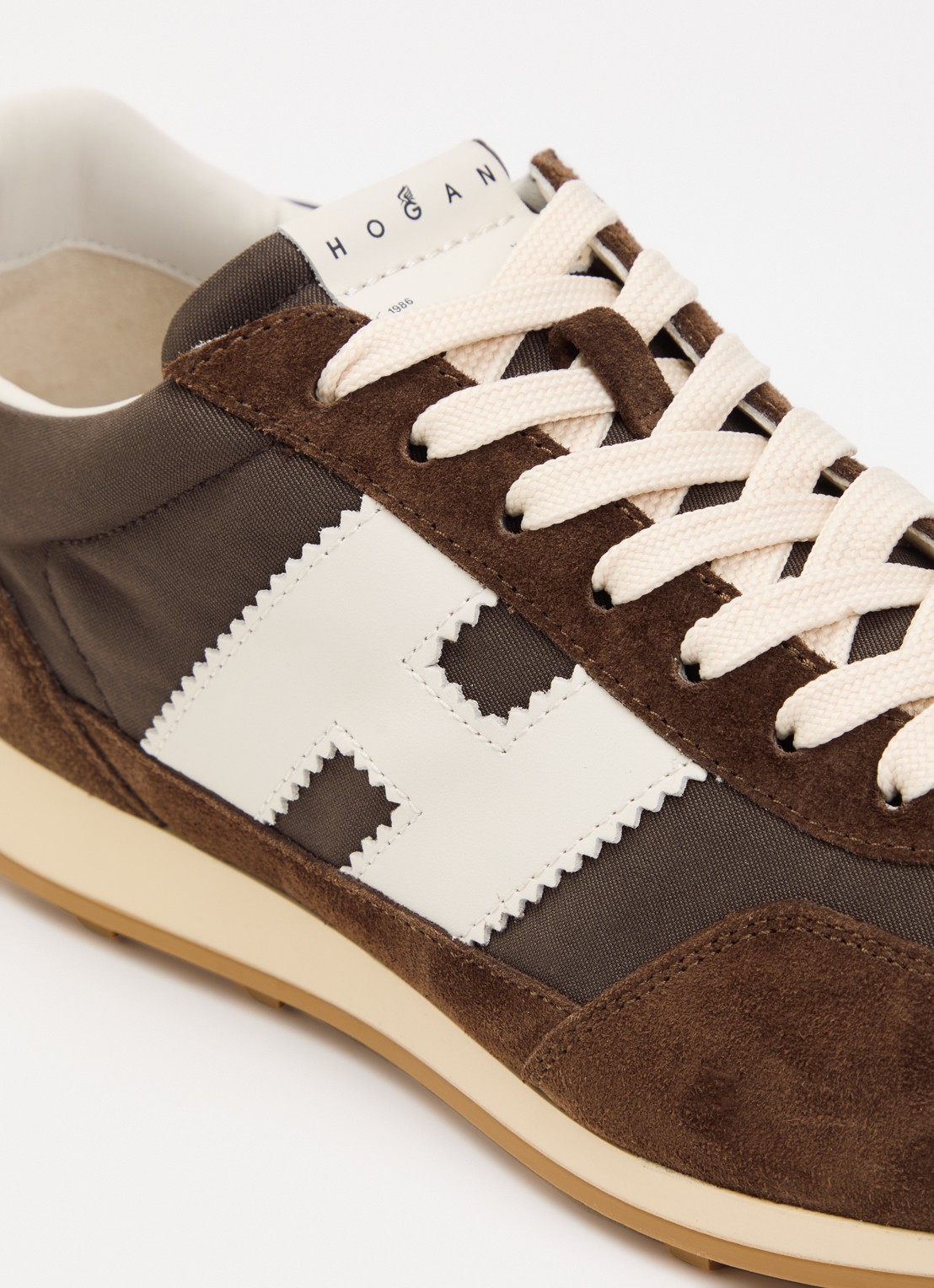 Hogan Sneaker met suède details - detail 4 chocoladebruin
