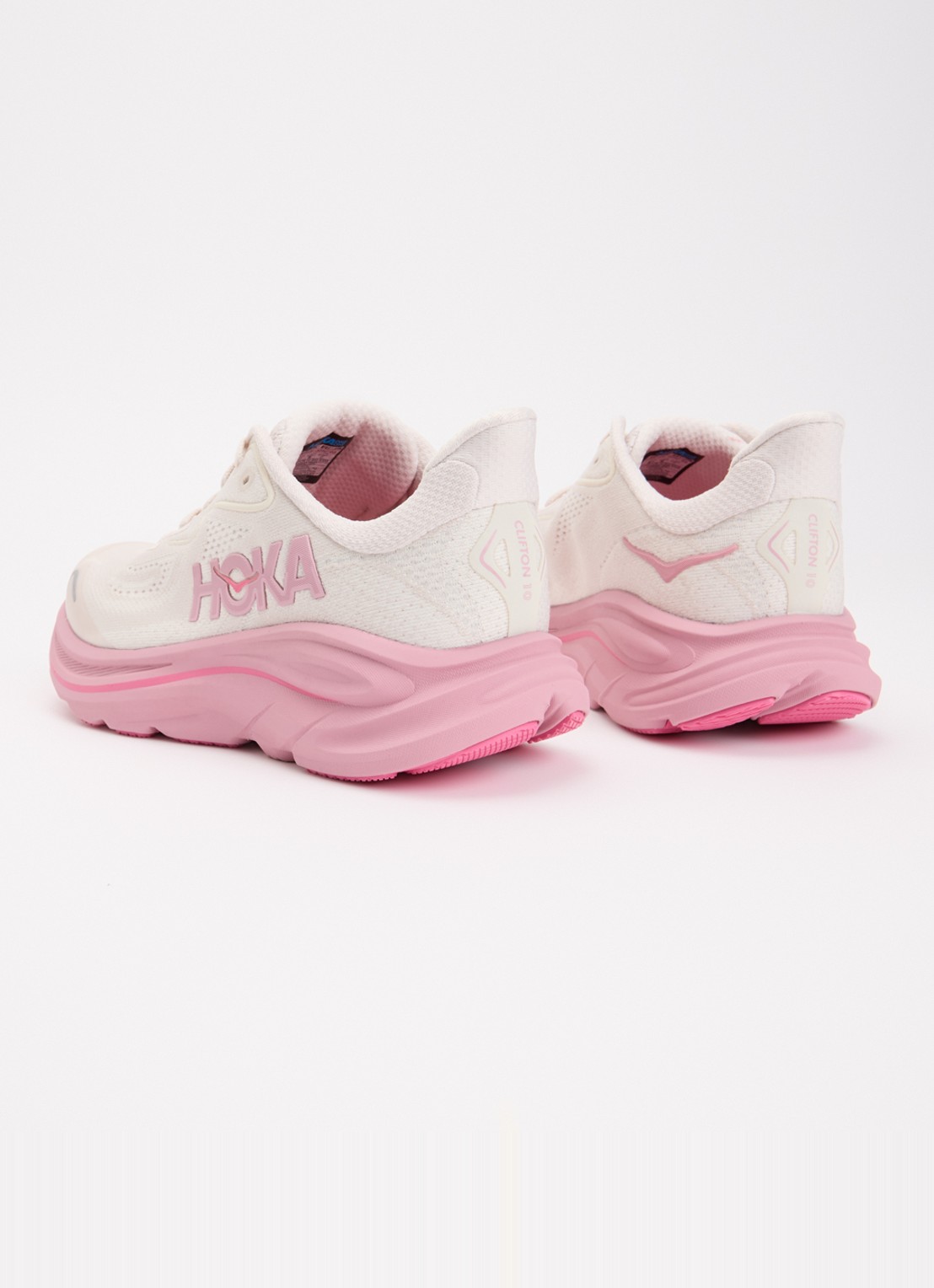 HOKA Clifton 10 hardloopschoen met gebreid bovenwerk en logo - achterkant 4 creme