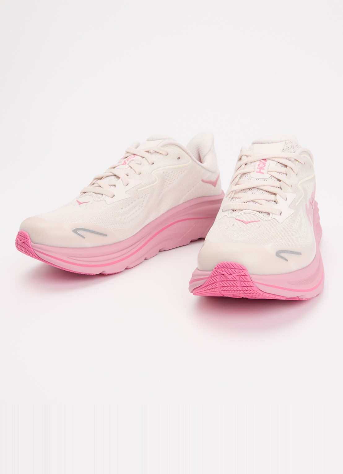 HOKA Clifton 10 hardloopschoen met gebreid bovenwerk en logo - detail creme
