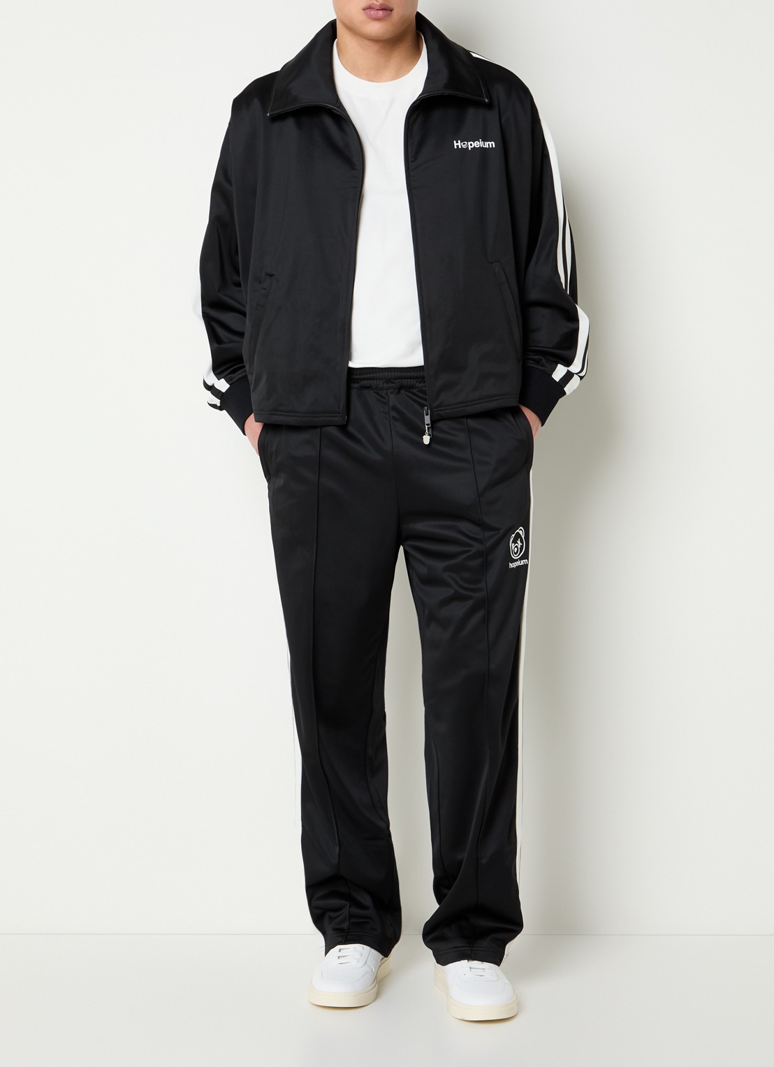Hopeium Loose fit trackpants met ritszakken en logo - voorkant 3 zwart