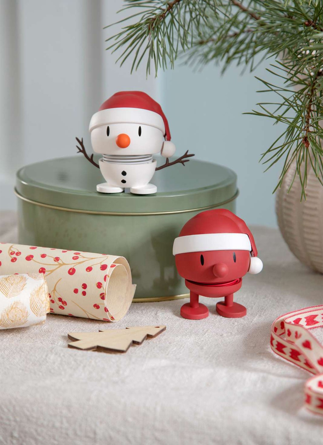 Hoptimist Soft Santa Bumble S ornament 7,2 cm - achterkant rood