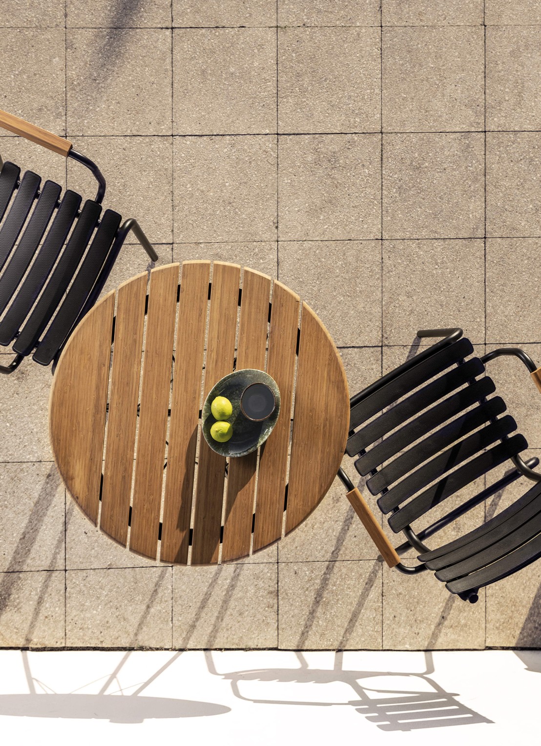 Houe ReClips tuinstoel met bamboe armleuningen - voorkant 2 zwart