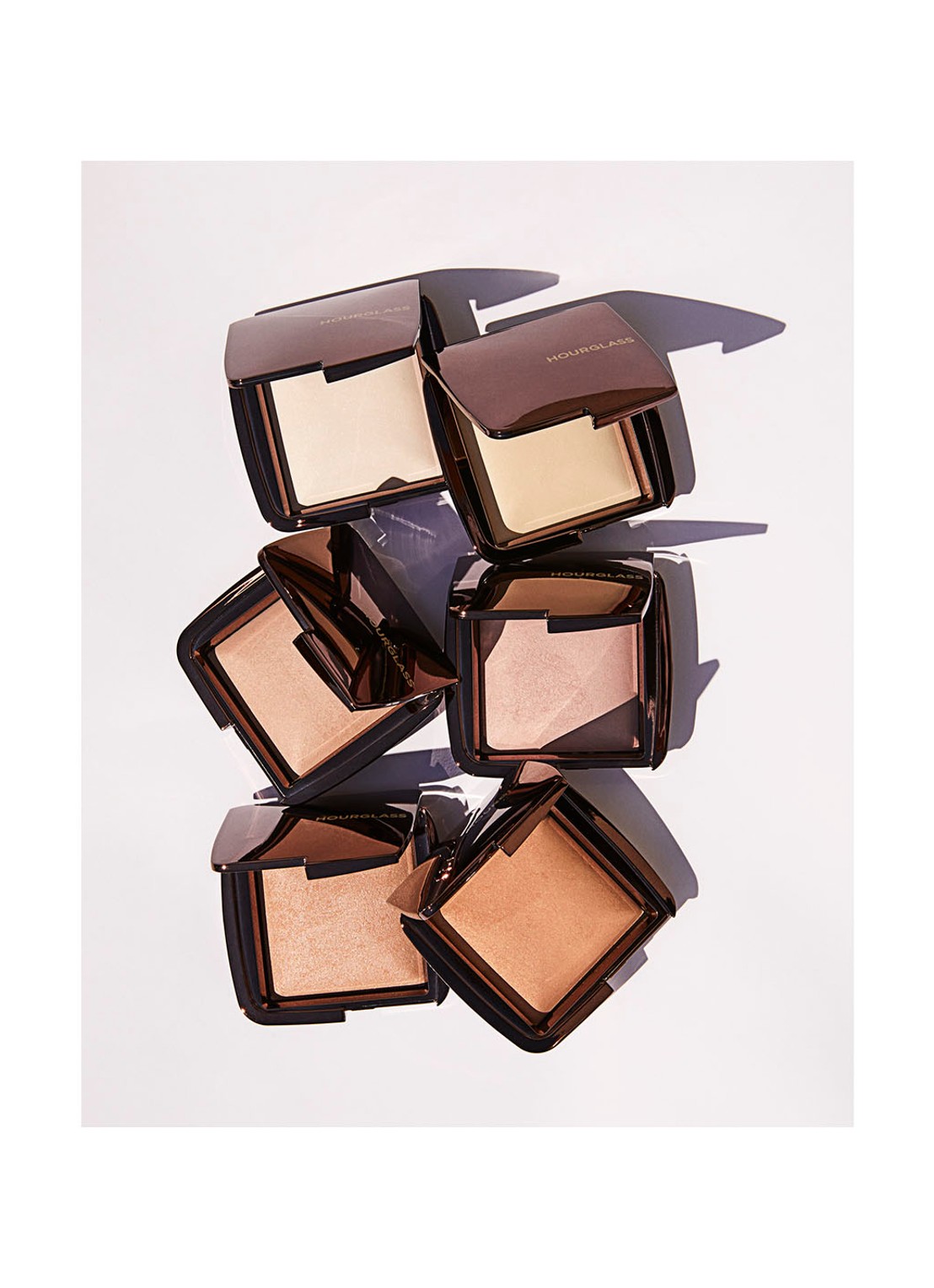 Hourglass AMBIENT™ Lightning Finishing powder - lichtreflecterend poeder - detail 7 diffused light