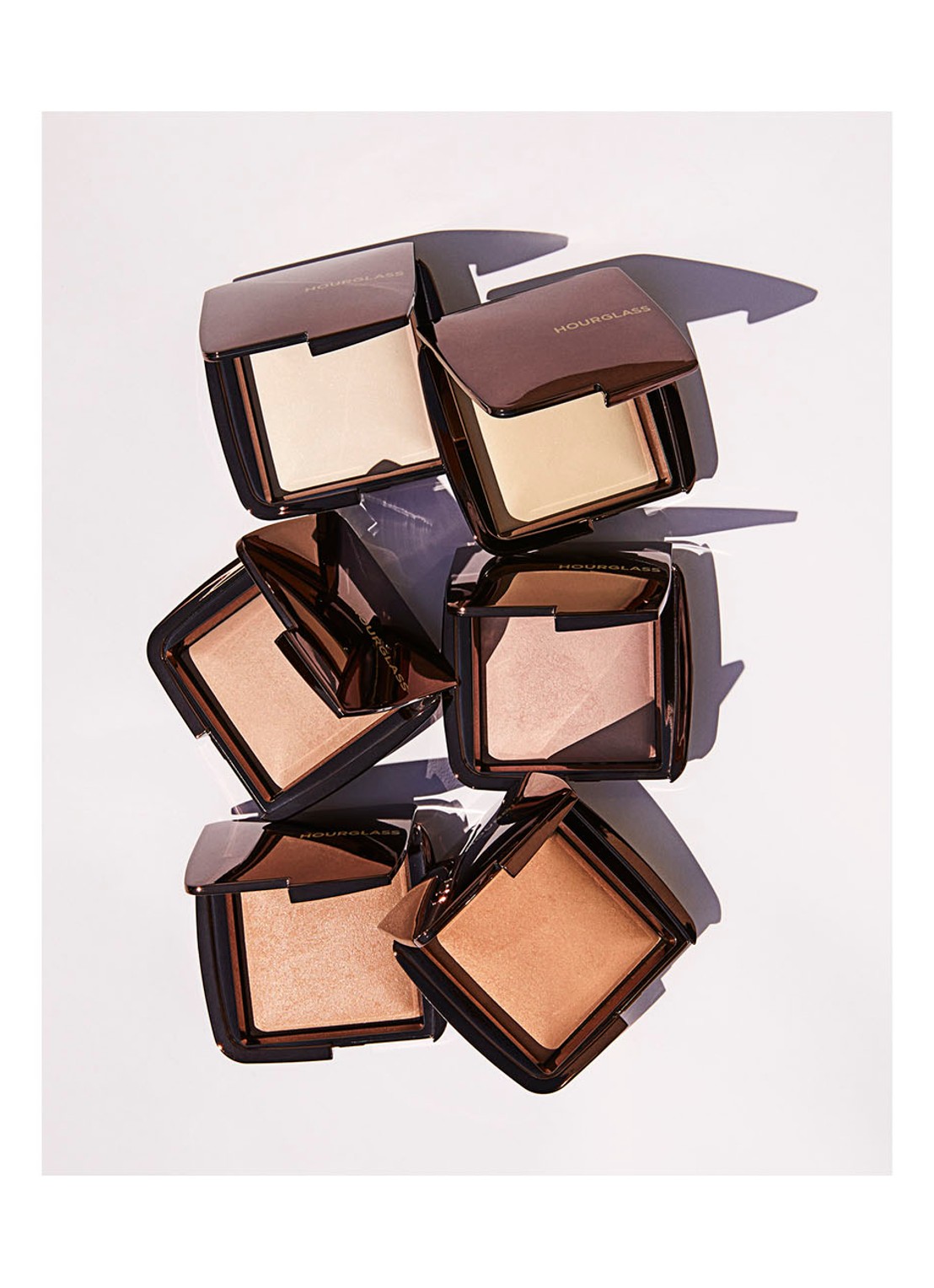 Hourglass AMBIENT™ Lightning Finishing powder - lichtreflecterend poeder - detail 7 dim light