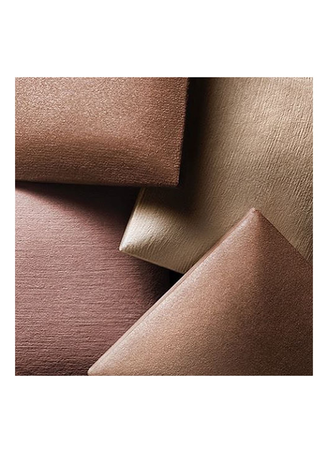 Hourglass AMBIENT™ Lightning Finishing powder - lichtreflecterend poeder - detail 4 radiant light