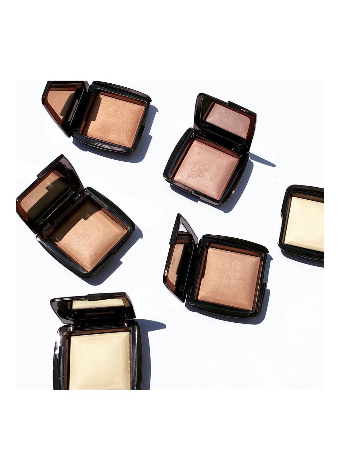 Hourglass AMBIENT™ Lightning Finishing powder - lichtreflecterend poeder - detail 4 ethereal light