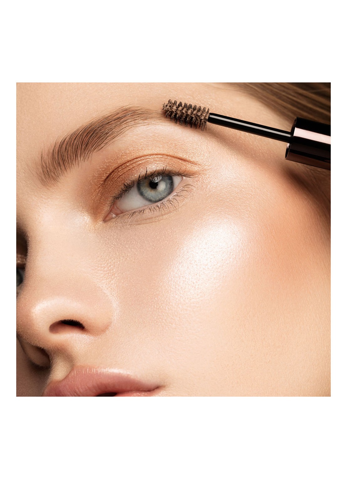 Hourglass Arch Brow Volumizing Fiber Gel - getinte wenkbrauwgel voor volume - voorkant 2 warm blonde