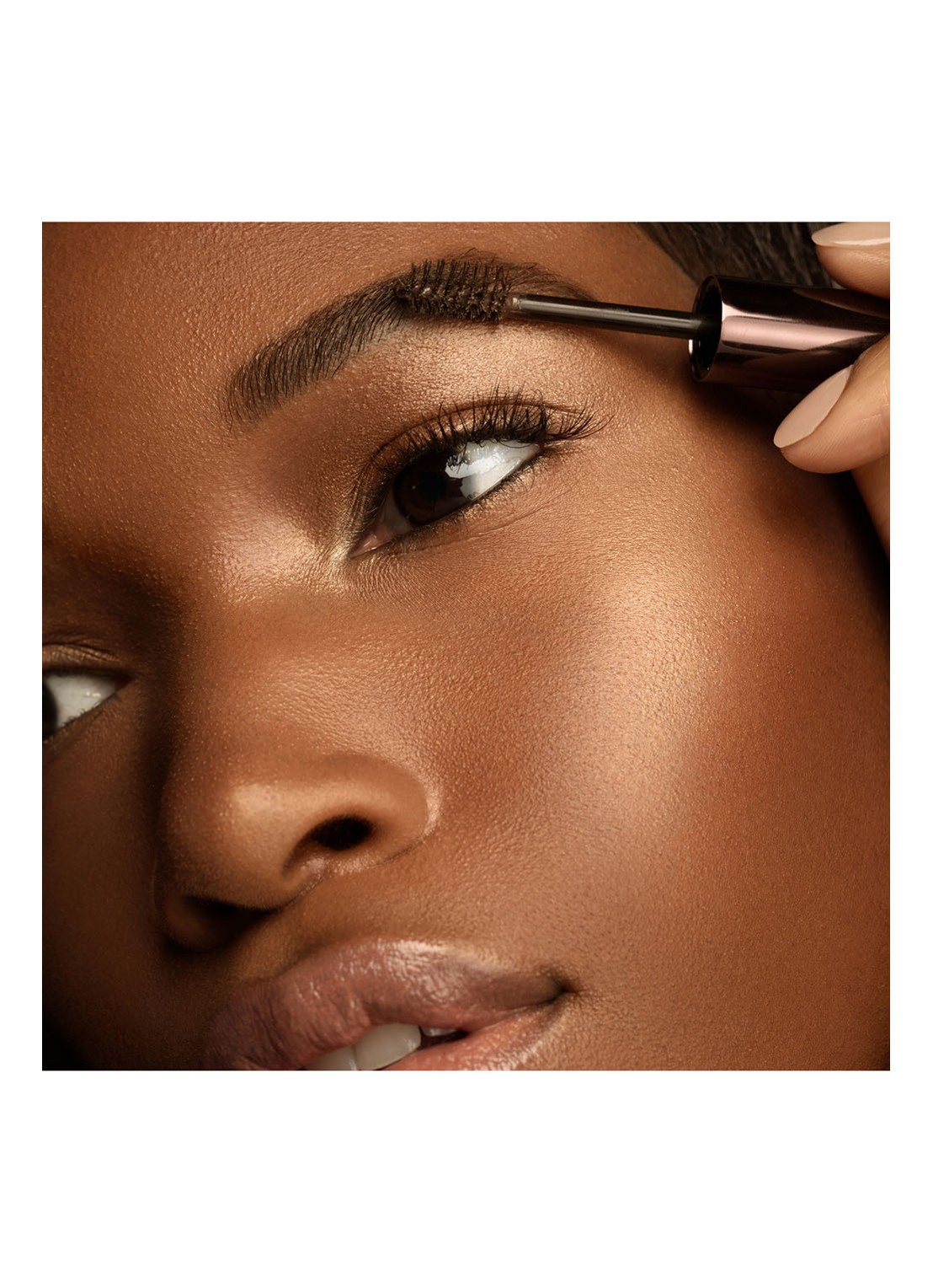 Hourglass Arch Brow Volumizing Fiber Gel - getinte wenkbrauwgel voor volume - voorkant 2 dark brunette