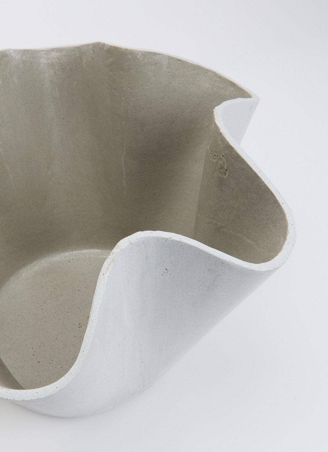 House Doctor Vaso bloempot van polyresin  voor binnen Ø30 cm - voorkant 2 lichtgrijs