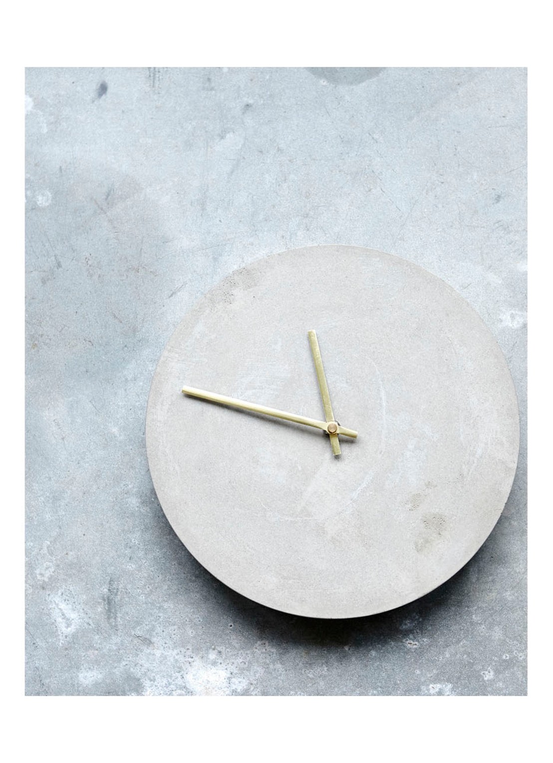 House Doctor Watch Concrete wandklok 28 cm - voorkant 2 lichtgrijs