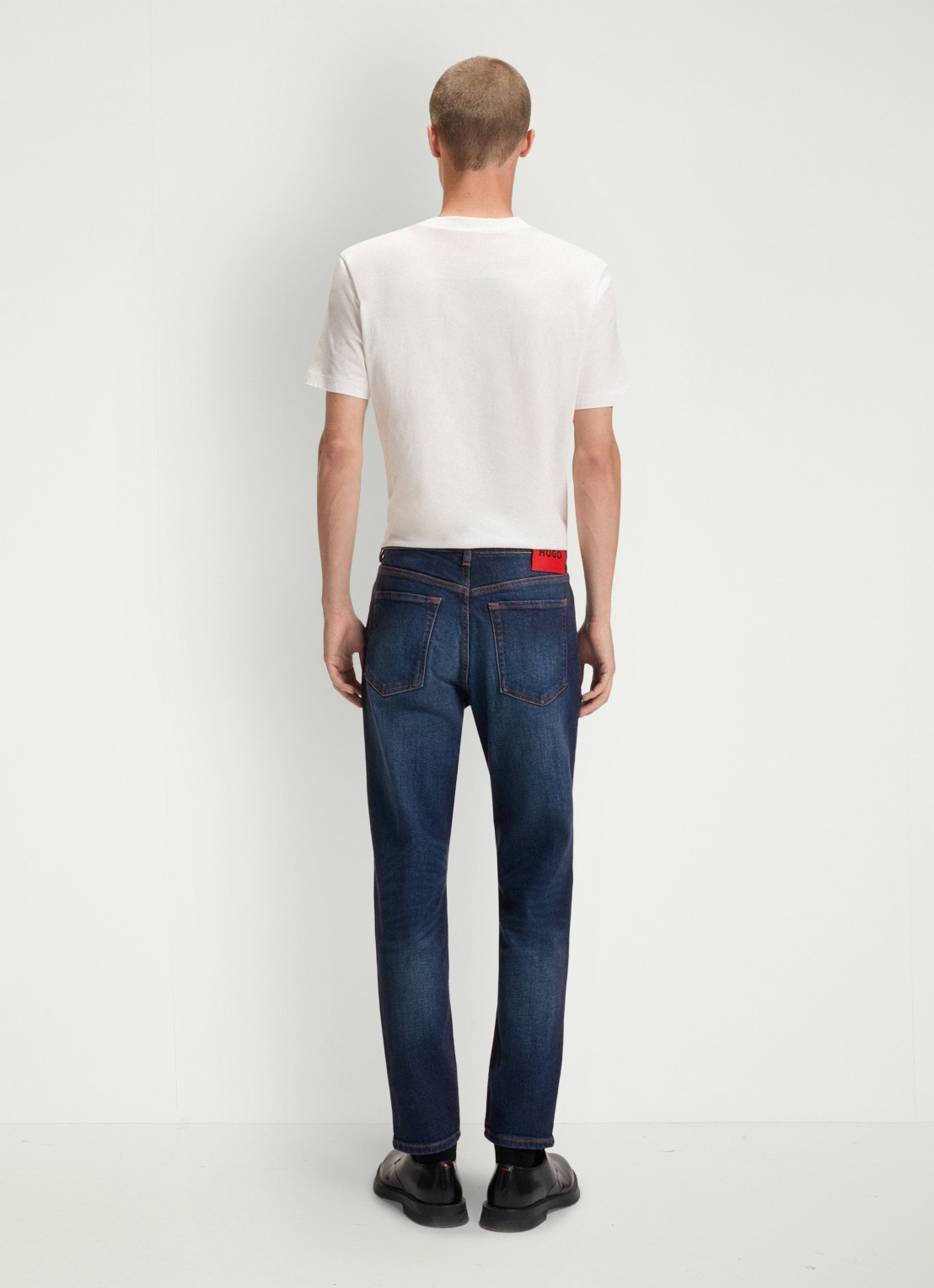 HUGO 634 slim fit jeans met donkere wassing - achterkant 7 indigo