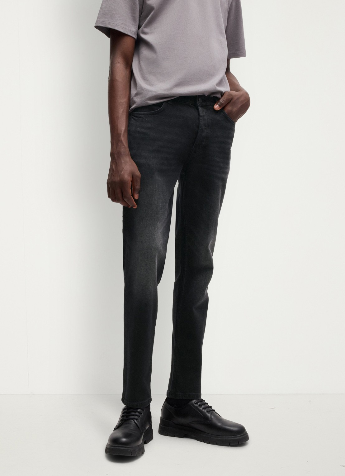 HUGO 634 tapered jeans met gekleurde wassing - detail zwart