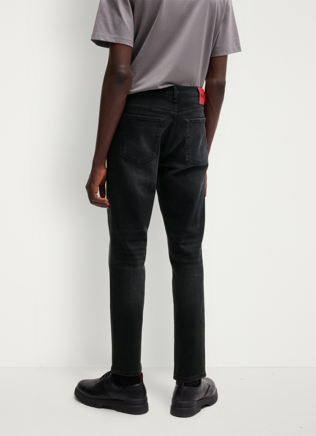 HUGO 634 tapered jeans met gekleurde wassing - detail 2 zwart
