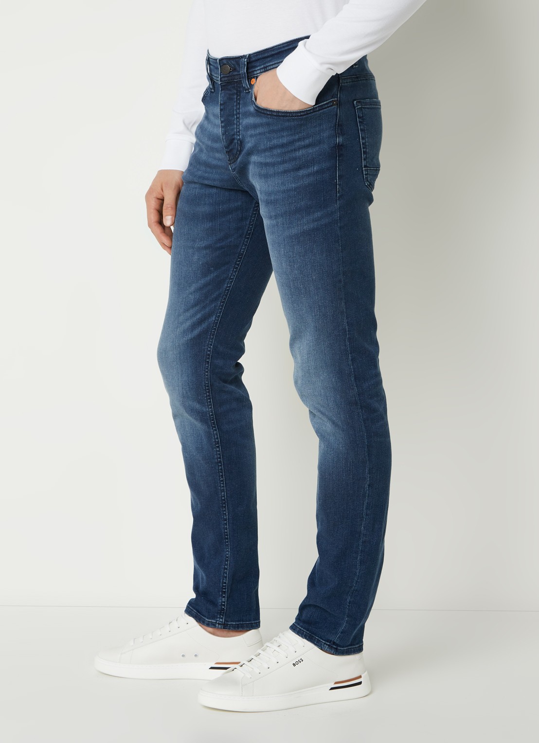 HUGO BOSS Taber tapered fit jeans met medium wassing en stretch - detail 5 indigo