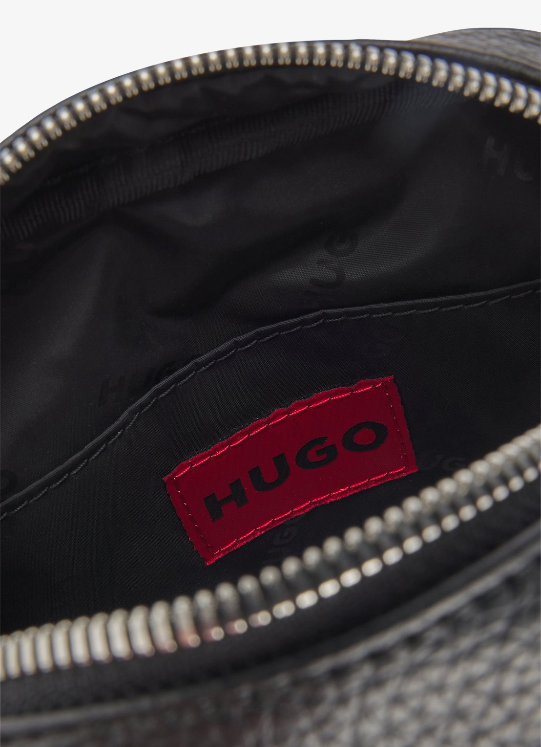 HUGO  Crossbodytas met logo en verstelbare schouderriem - detail diepzwart