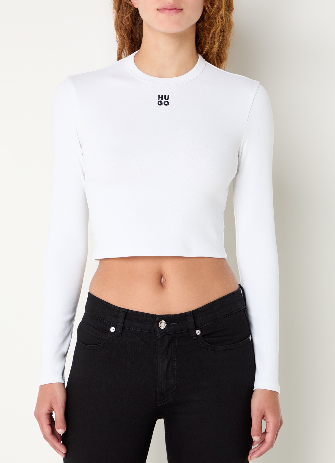 HUGO Dafilomena cropped longsleeve met logoborduring - detail 4 wit