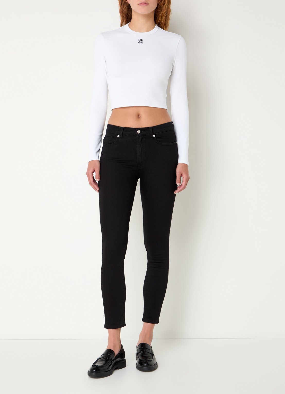HUGO Dafilomena cropped longsleeve met logoborduring - voorkant 2 wit