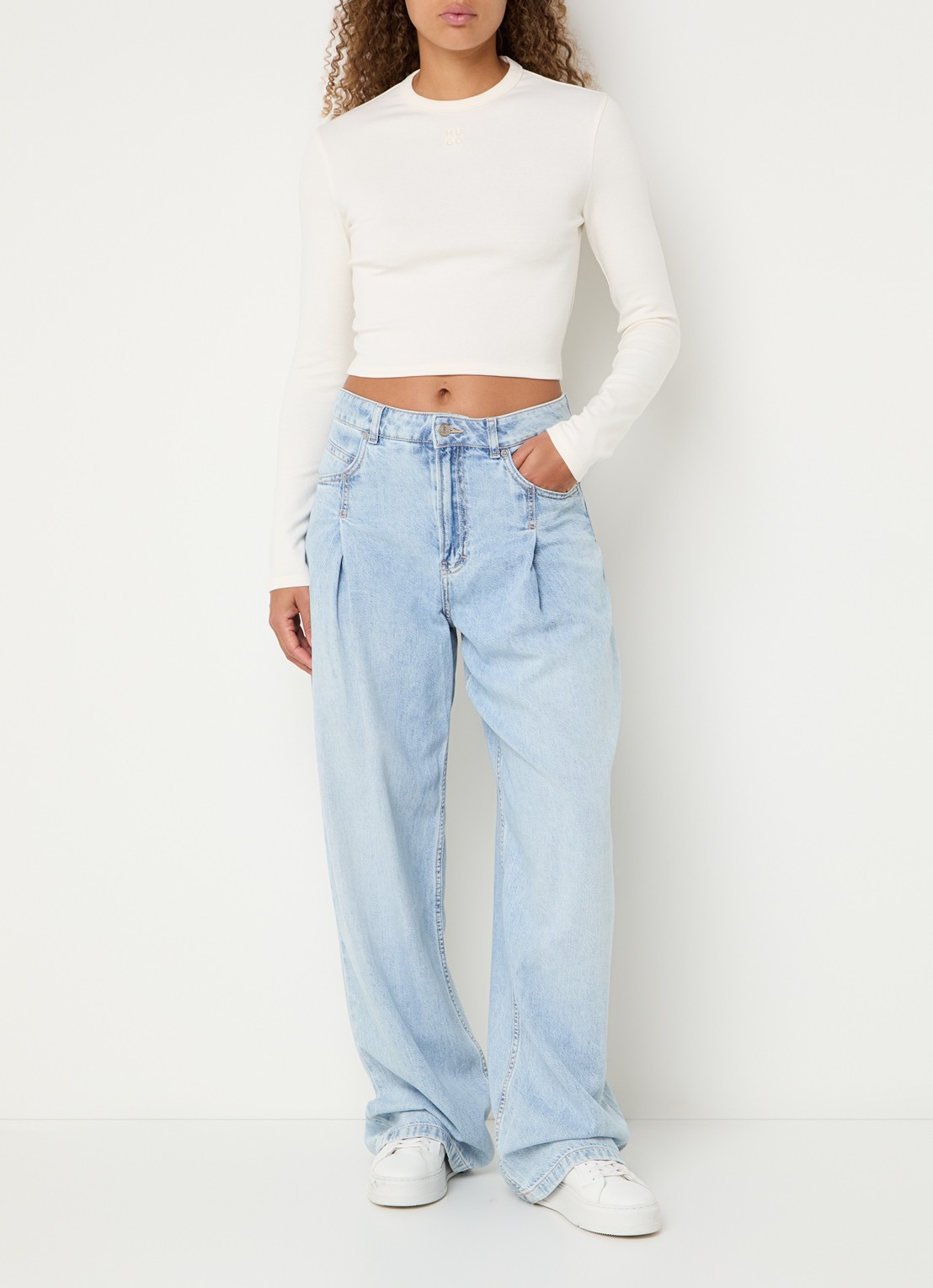 HUGO Dafilomena cropped longsleeve met logoborduring - voorkant 2 creme