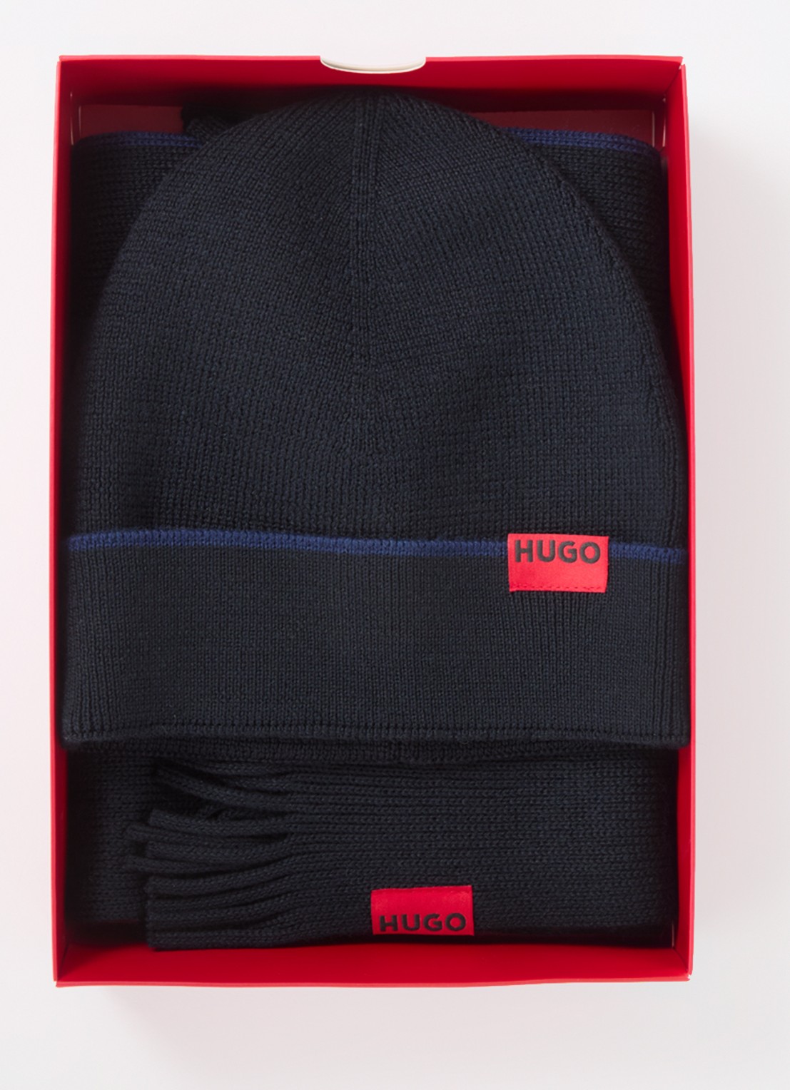 HUGO Fijngebreide muts en sjaal 172 x 23 cm in giftbox - voorkant donkerblauw