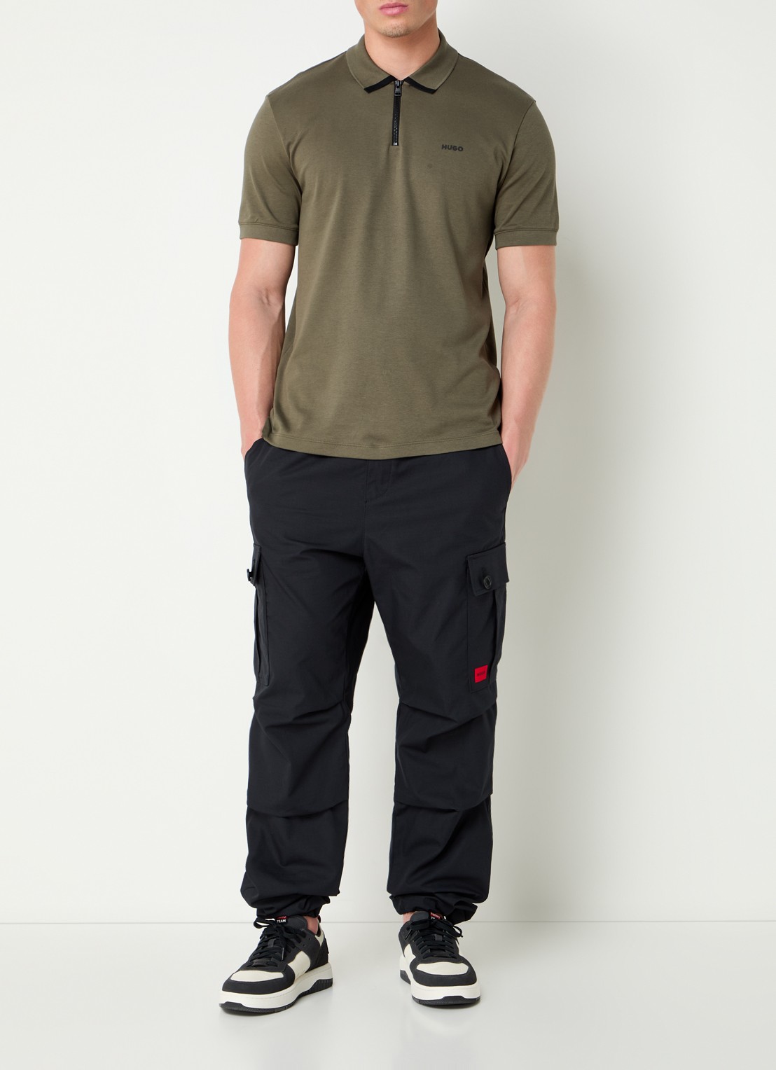 HUGO Garlo233 tapered fit cargobroek met logo - voorkant 3 zwart