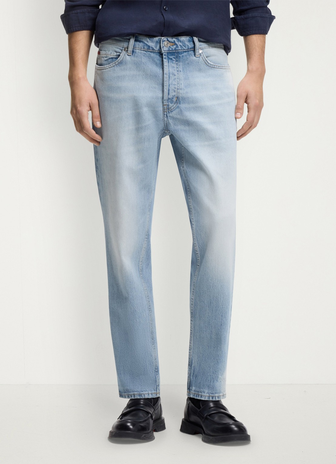 HUGO HUGO 634 tapered fit jeans met lichte wassing - detail 3 light/pastel blue-450 / blauw
