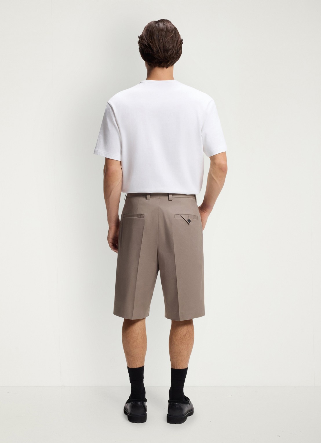 HUGO Loose fit korte broek met plooien - achterkant 3 lichtbruin