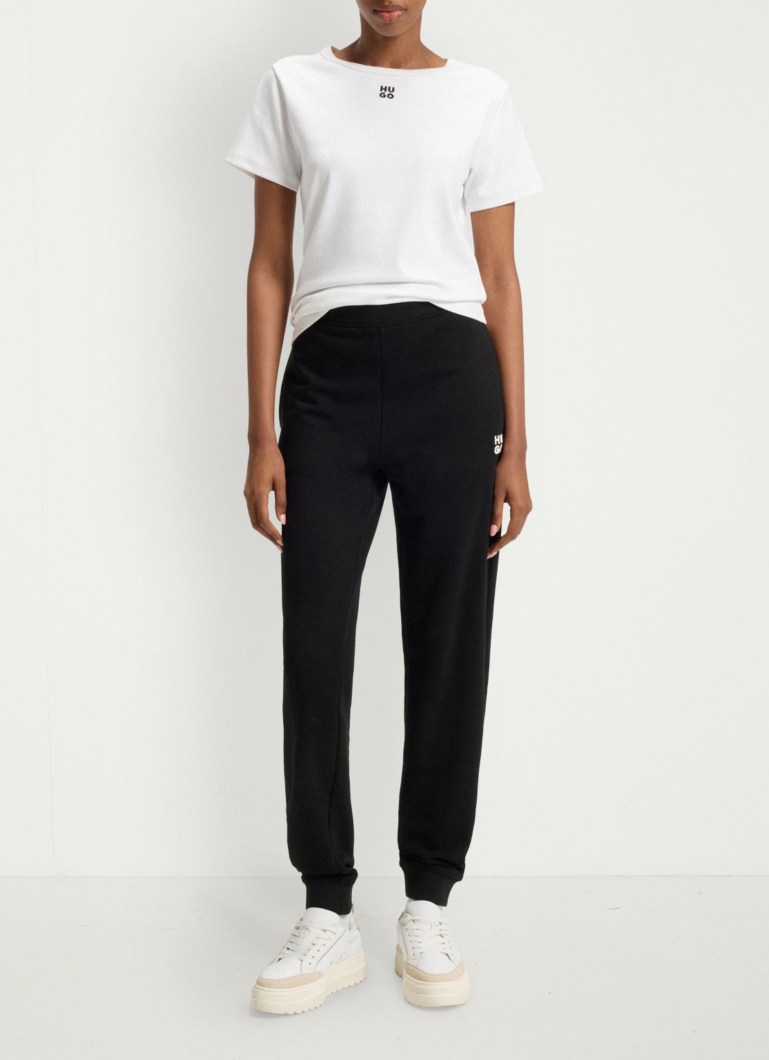 HUGO Nelfinia high waist tapered fit joggingbroek met logoborduring - voorkant 2 zwart