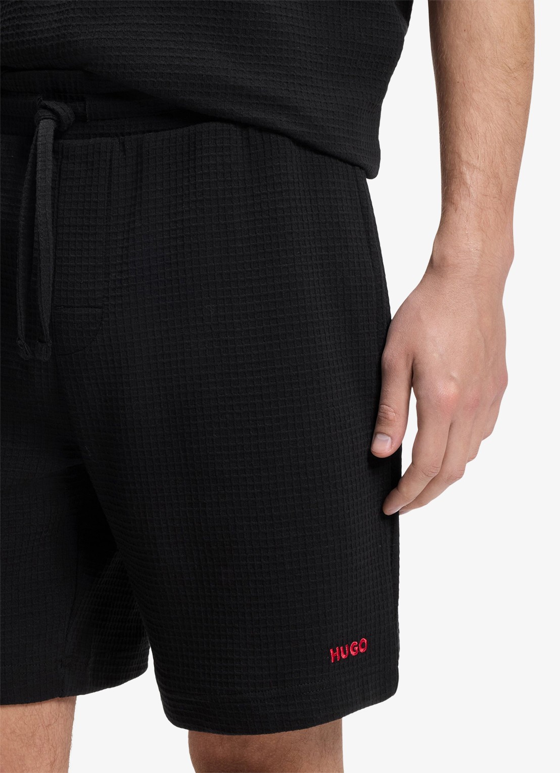 HUGO Pyjamashort met wafelstructuur en logostiksel - detail 2 black-001 / zwart