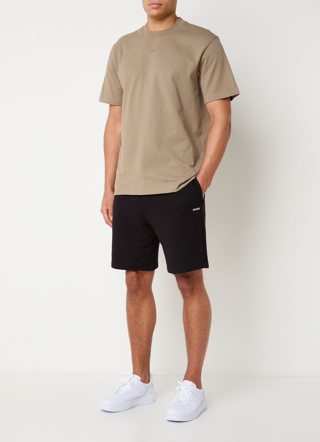 HUGO Short van katoenen sweatstof met logoprint - voorkant 2 black-001 / zwart