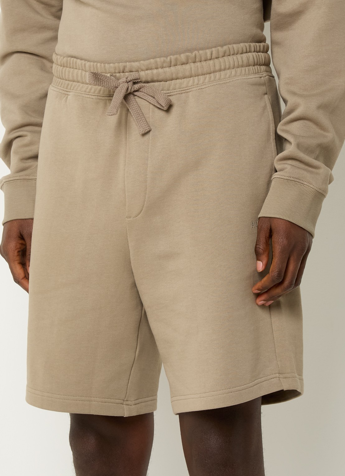 HUGO Short van katoenen sweatstof met logoprint - detail medium brown-219 / bruin