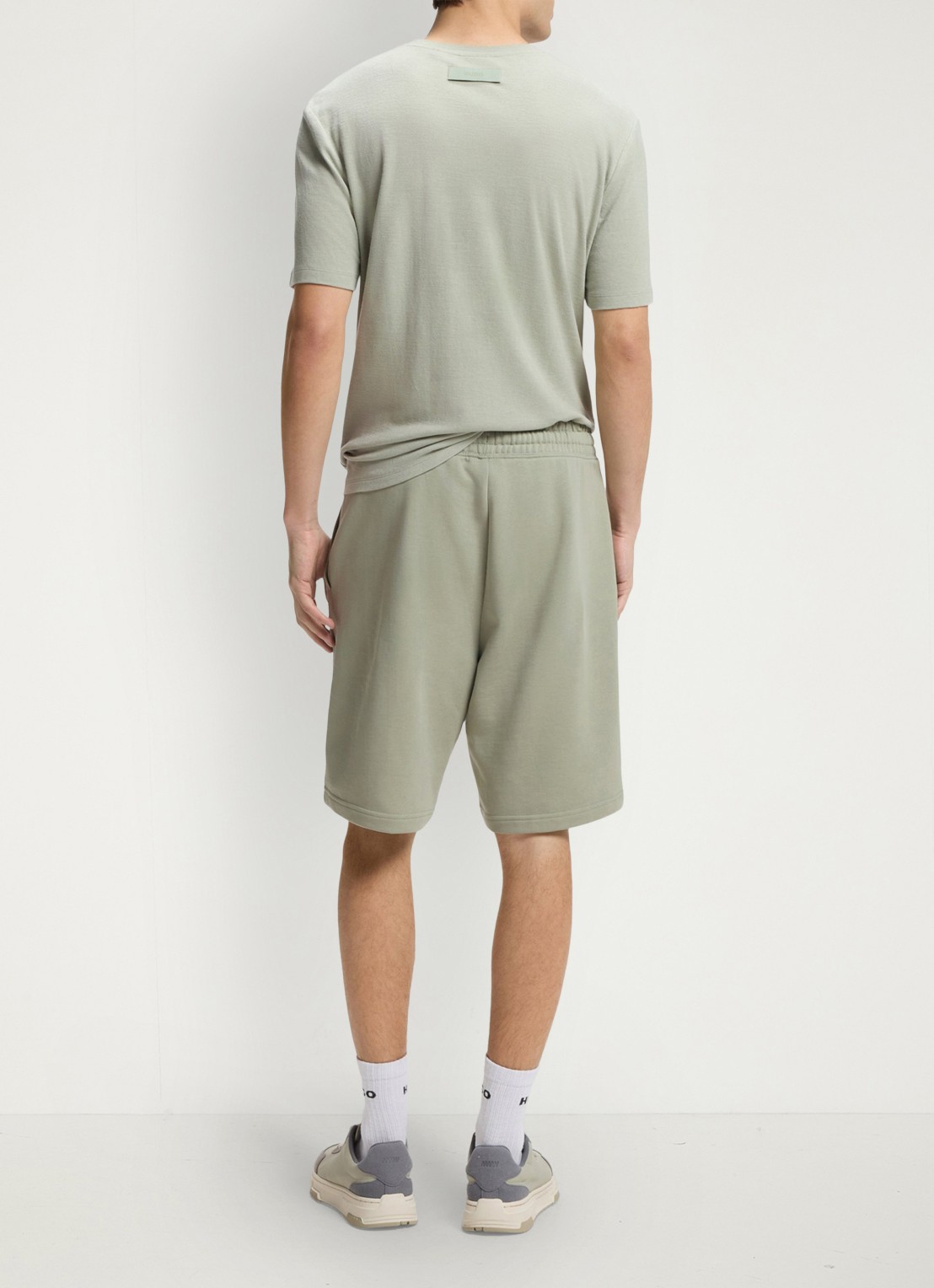 HUGO Short van katoenen sweatstof met logoprint - achterkant 5 light/pastel green-337 / groen