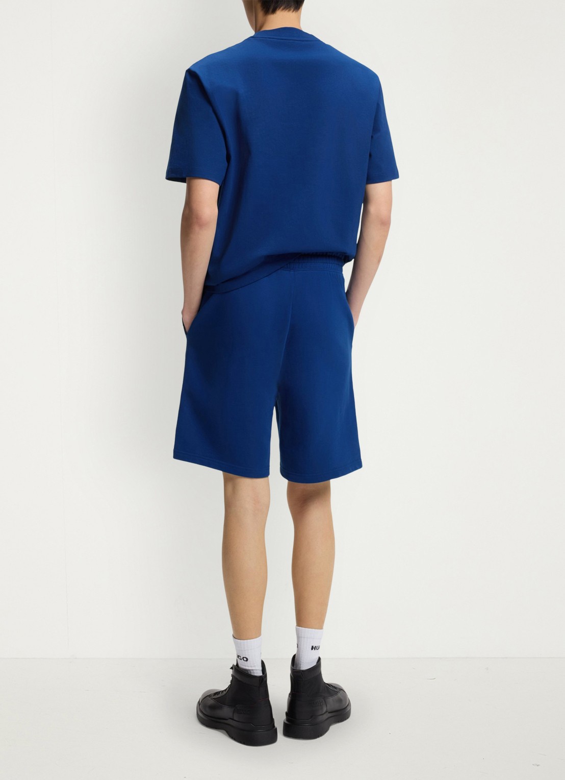HUGO Short van katoenen sweatstof met logoprint - achterkant 3 open blue-498 / blauw